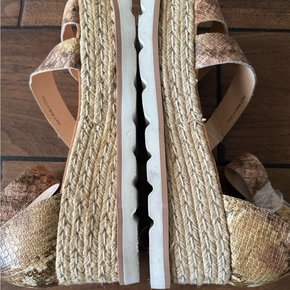 DOLCE VITA Woman's snakeskin open toe platform sandal size 9